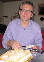Tor Anders b&oslash;d p&aring; b&aring;de cognac og kake...